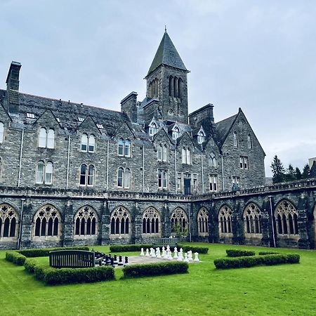 The Classrooms, Loch Ness Abbey - 142M2 Lifestyle & Heritage Apartment - Pool & Spa - The Highland Club - Resort On Lake Shores Fort Augustus Exterior foto